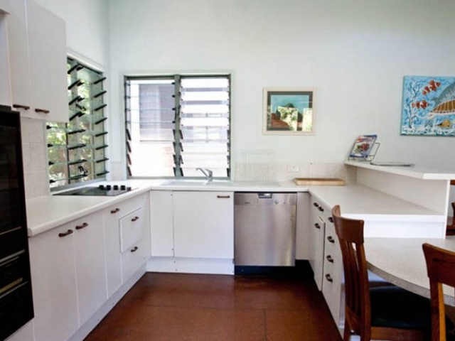 Kitchen-Pats Retreat Beach House Accommodation, Stradbroke